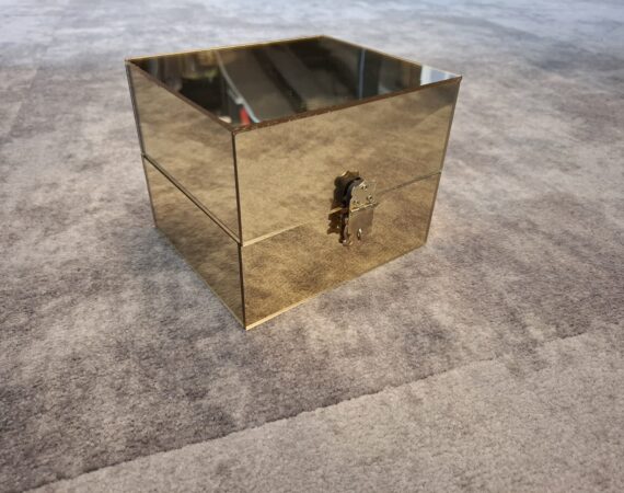 Plexiglas Spiegelkist voor Big Brother: Nu met een duidelijke foto!